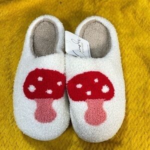 Cinder mushroom slip on cozy grippy slippers new resistant slippers 8/9